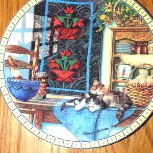 A darling decorative cat plate 8.5 in dia.
